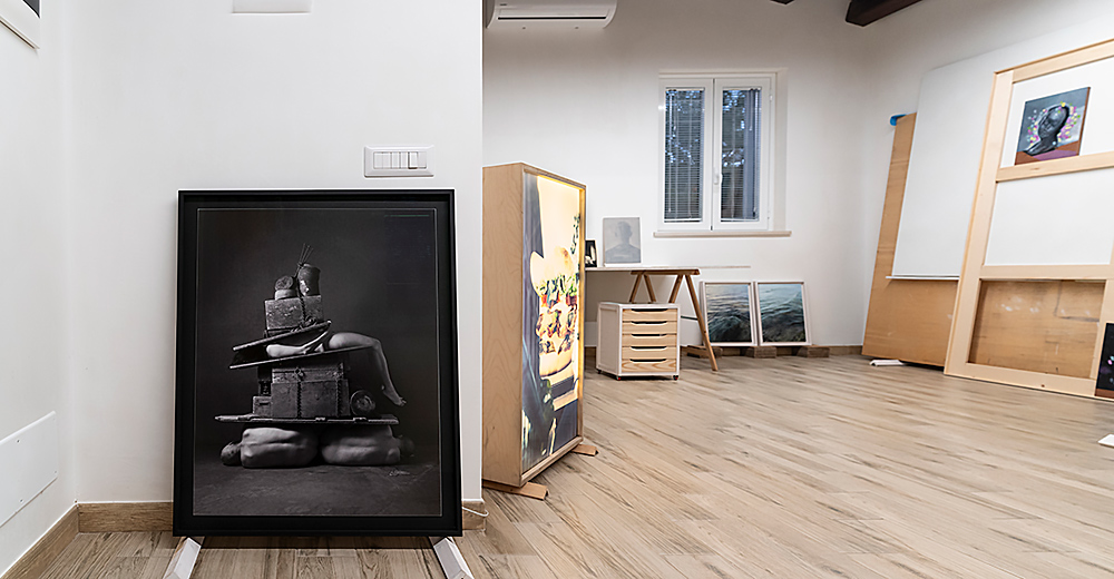 Panoramica dello studio, con opera di Daniele Cascone (in primo piano) e opere di Giuseppe Giordano, Francesco Rinzivillo, Giovanni Viola e Giuseppe Bombaci (in fondo) - Foto 1 di 9