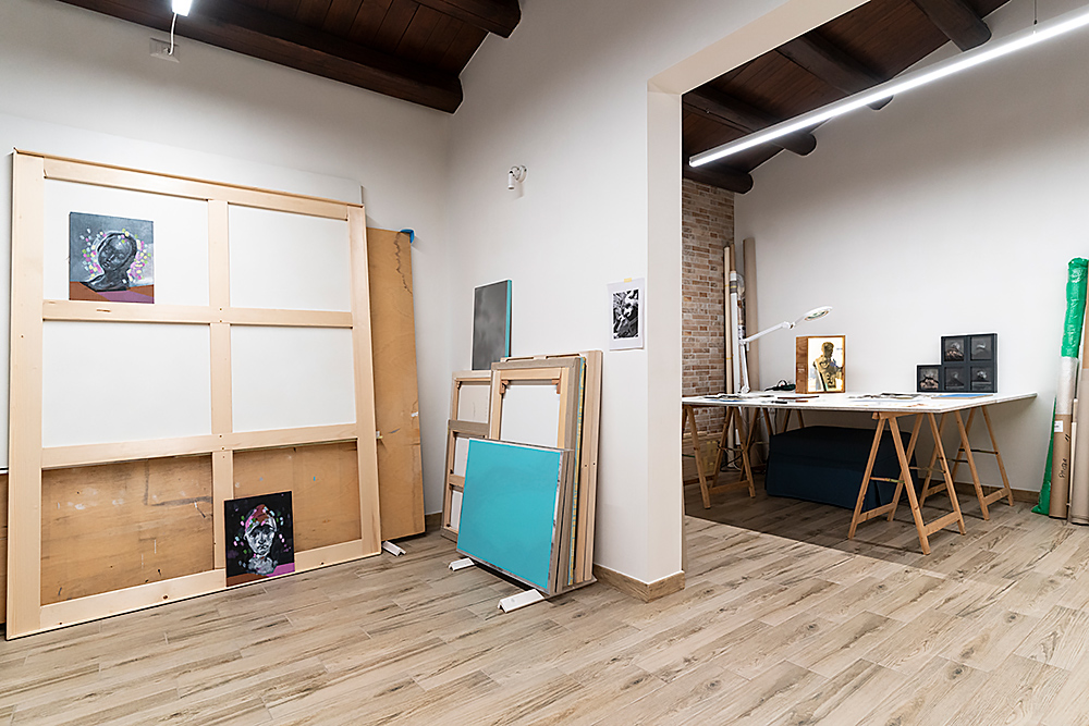 Panoramica dello studio, con opere di Giuseppe Bombaci ed Ettore Pinelli (in primo piano) e opere di Giuseppe Giordano e Francesco Rinzivillo (in fondo) - Foto 2 di 9