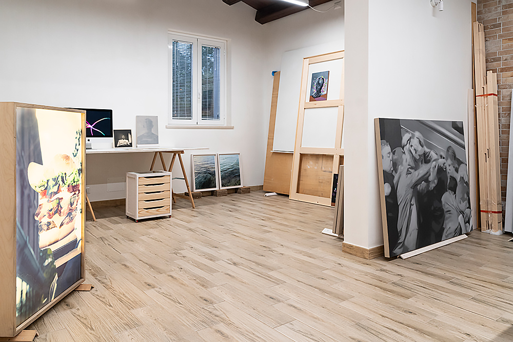 Panoramica dello studio, con opere di Giuseppe Giordano ed Ettore Pinelli (in primo piano) e opere di Giuseppe Giordano, Francesco Rinzivillo, Giovanni Viola e Giuseppe Bombaci (in fondo) - Foto 3 di 9