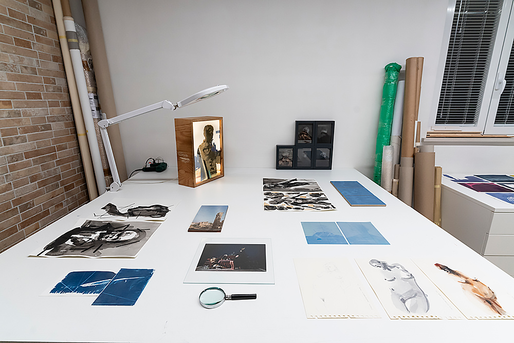 Tavolo con opere di Giuseppe Bombaci, Giuseppe Giordano, Giovanni Viola, Daniele Cascone, Francesco Rinzivillo e Piero Roccasalvo - Foto 8 di 9